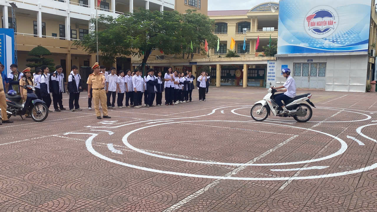 Phòng Cảnh sát giao thông: Tuyên truyền, hướng dẫn kỹ năng lái xe an toàn cho học sinh các trường THPT Lương Thế Vinh và THPT Trần Nguyên Hãn